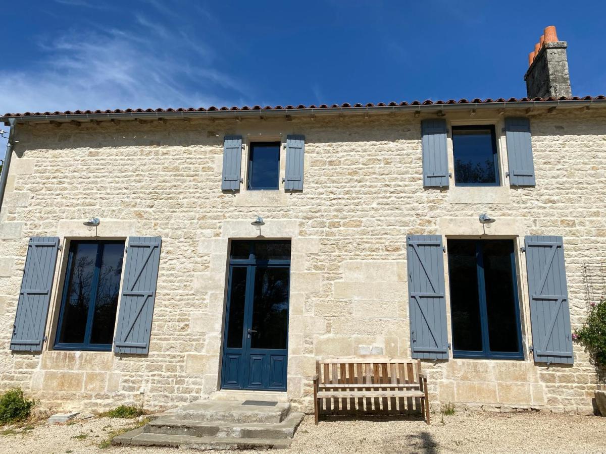 Chateau Des Loups - Les Pommiers Echire Esterno foto