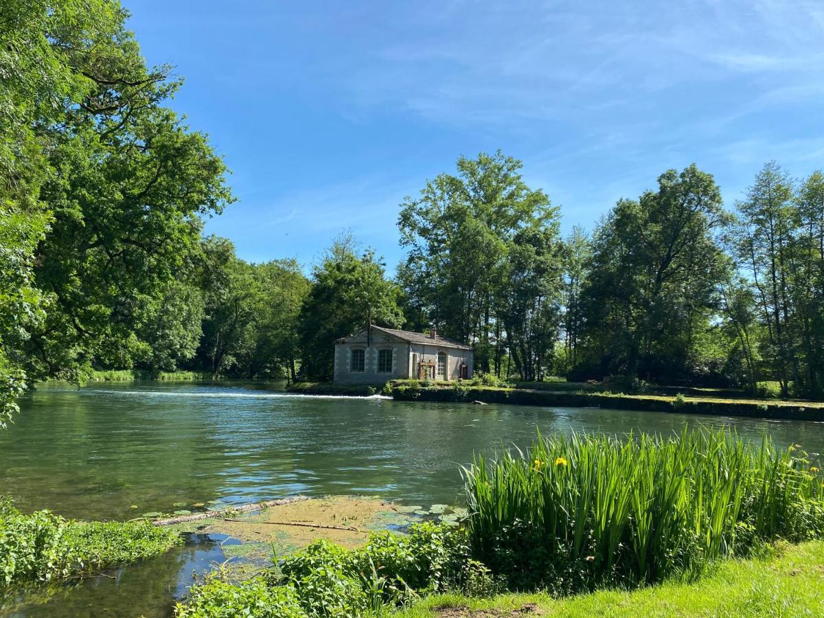 Chateau Des Loups - Les Pommiers Echire Esterno foto