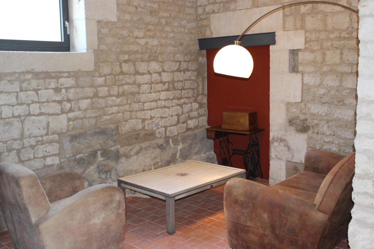 Chateau Des Loups - Les Pommiers Echire Esterno foto